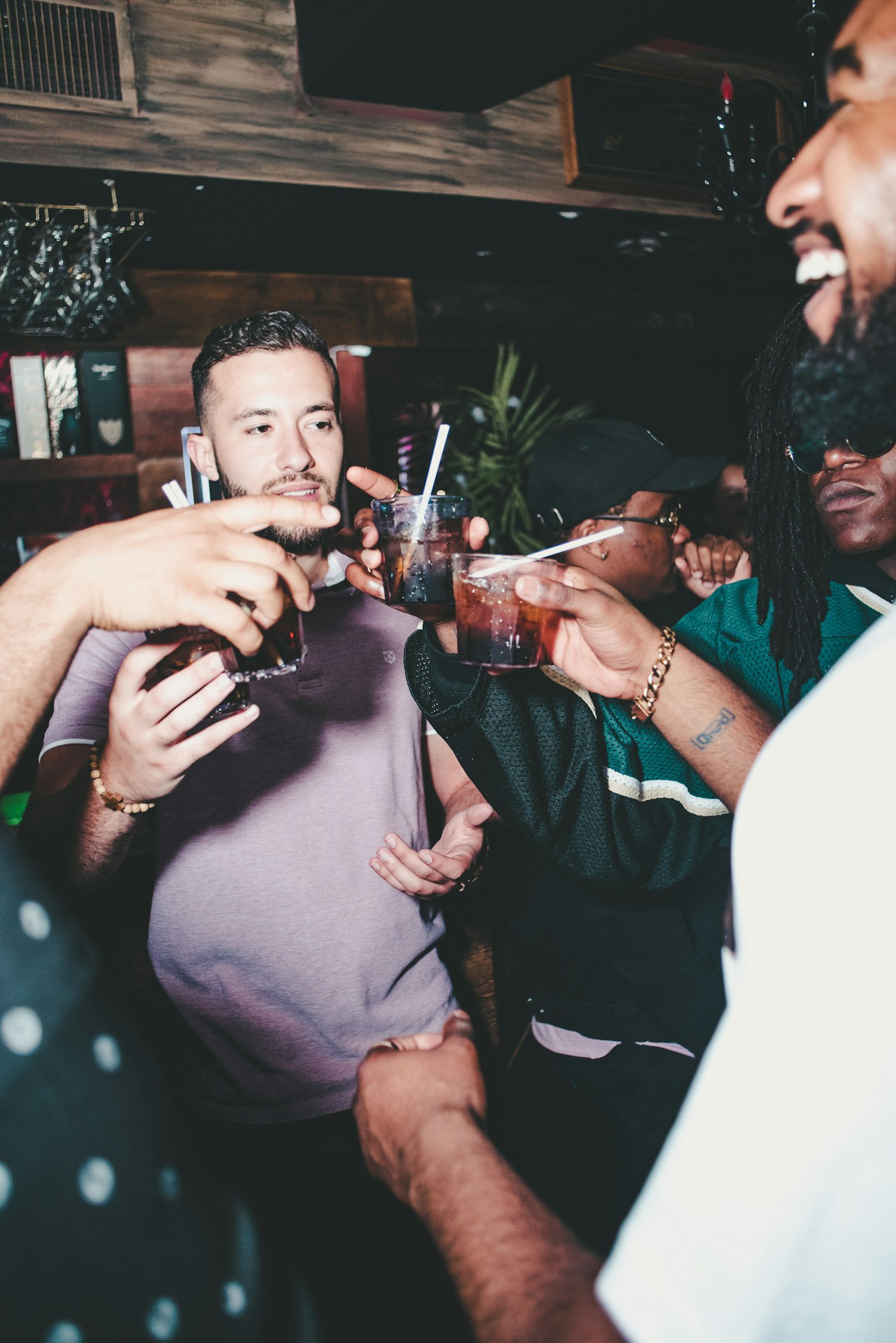 Collega’s die samen proosten tijdens een bedrijfsborrel