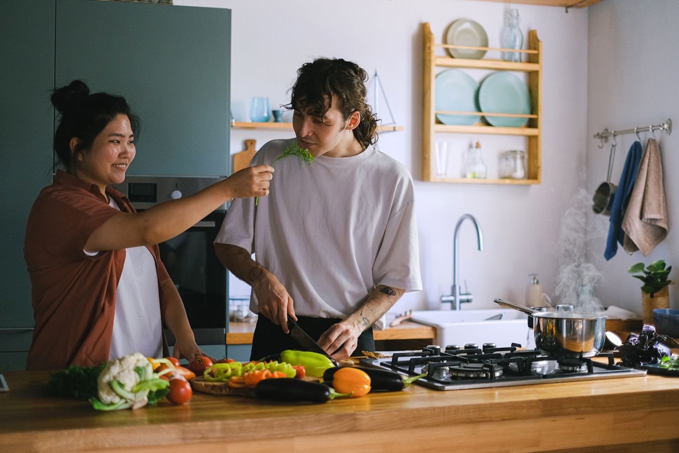 Twee mensen die samen koken met verse ingrediënten