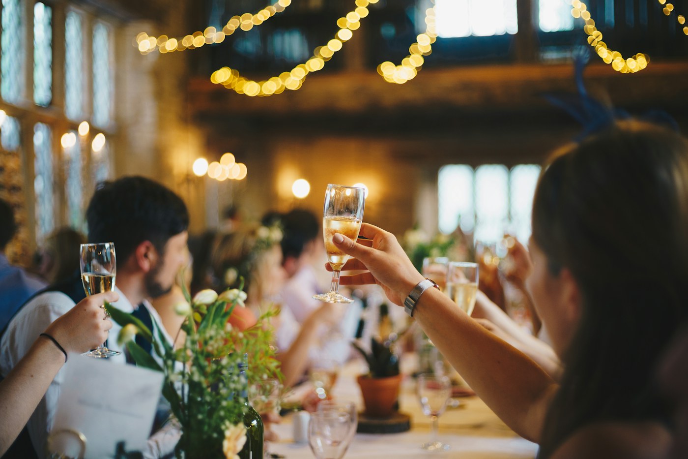 Gezelschap dat samen proost tijdens een feestelijk moment