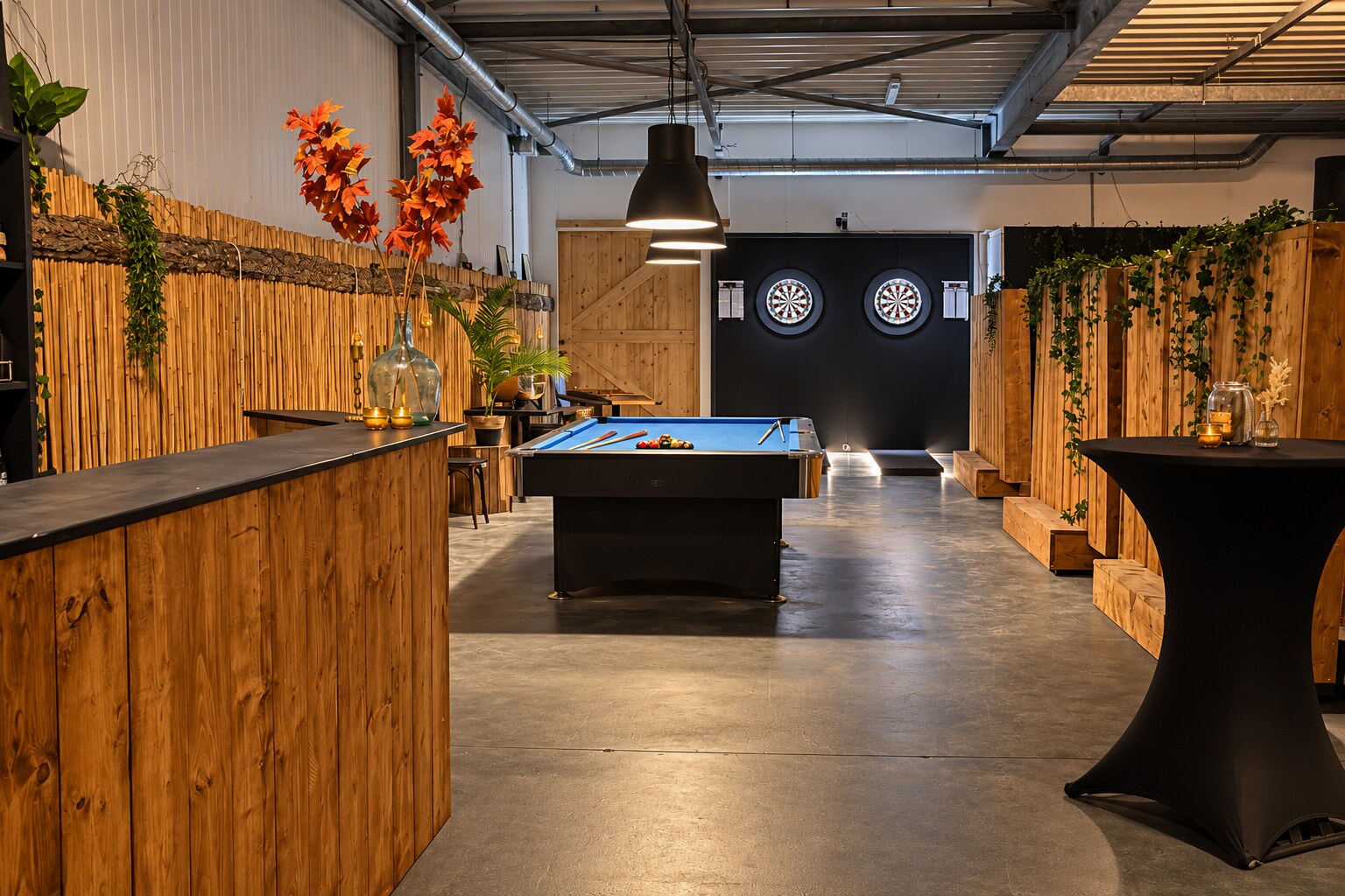 De recreatieruimte van Groupflow Roden met pooltafel en darts