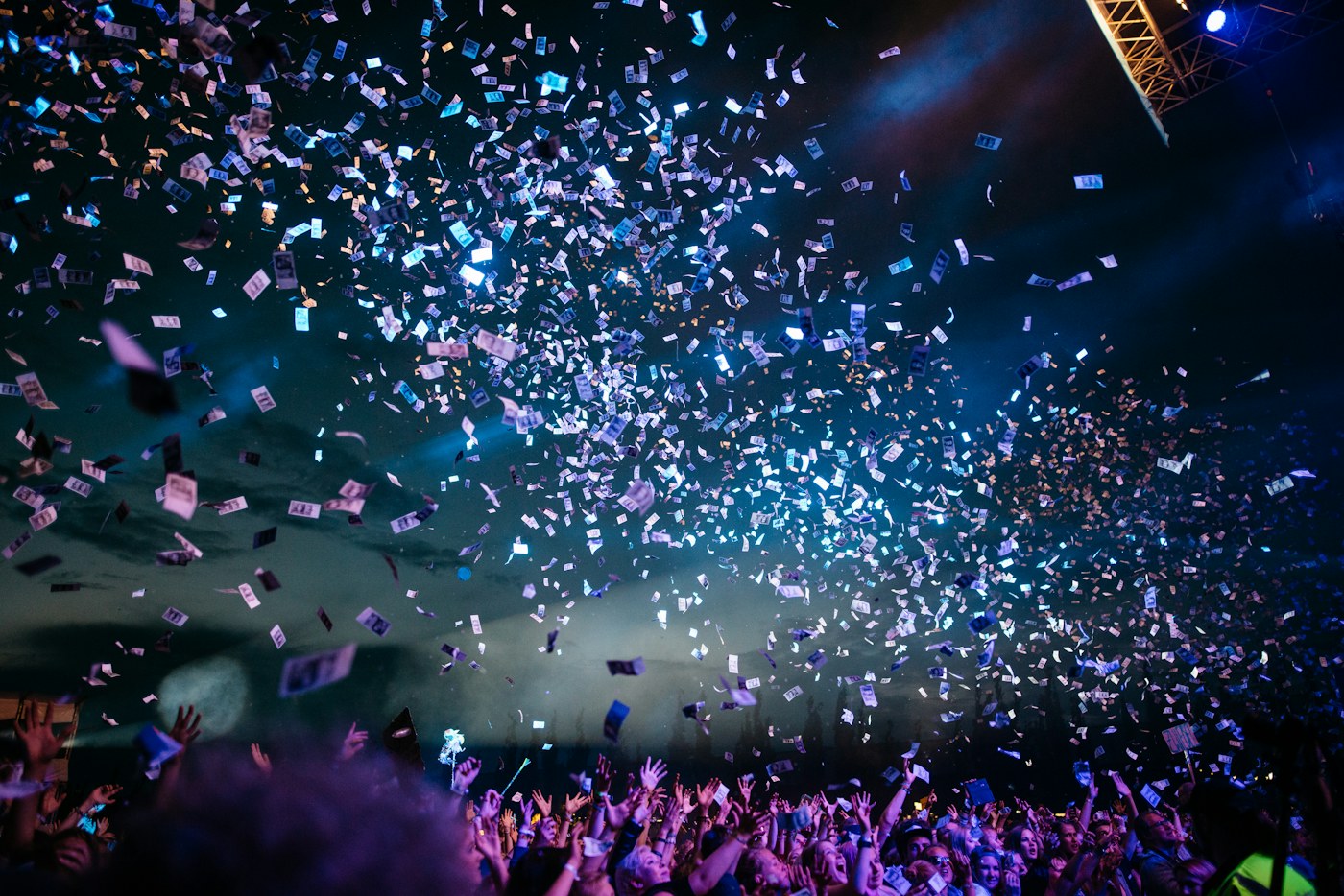 Feest met muziek, licht en confetti