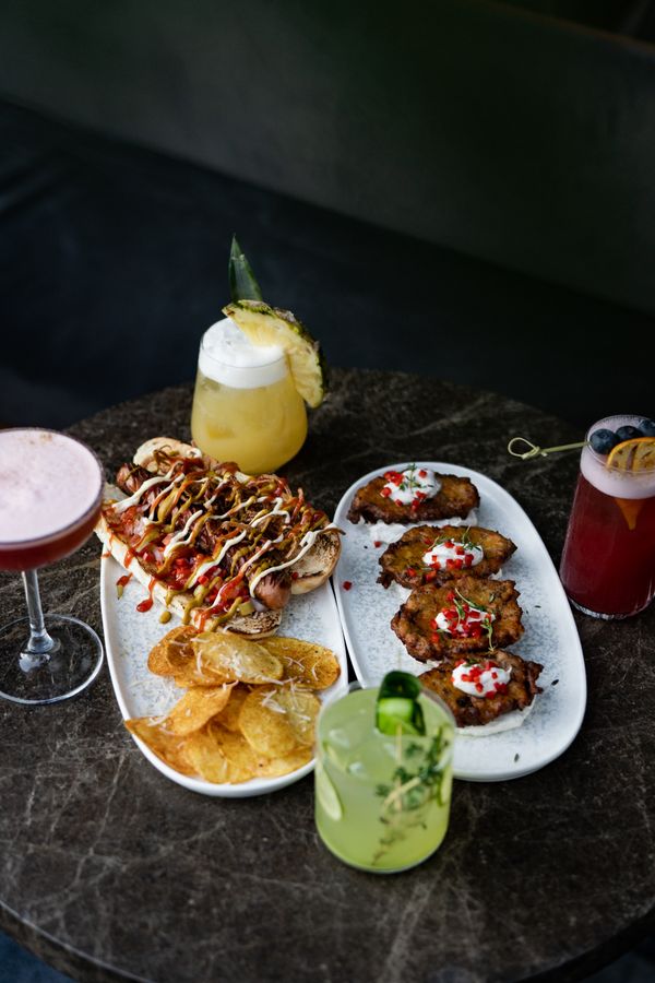 Tafel met verzorgde hapjes en verschillende drankjes