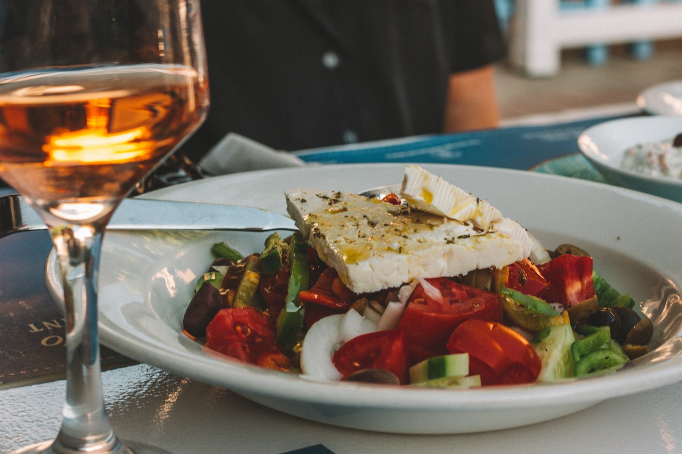 Griekse salade met feta, tomaat en olijven