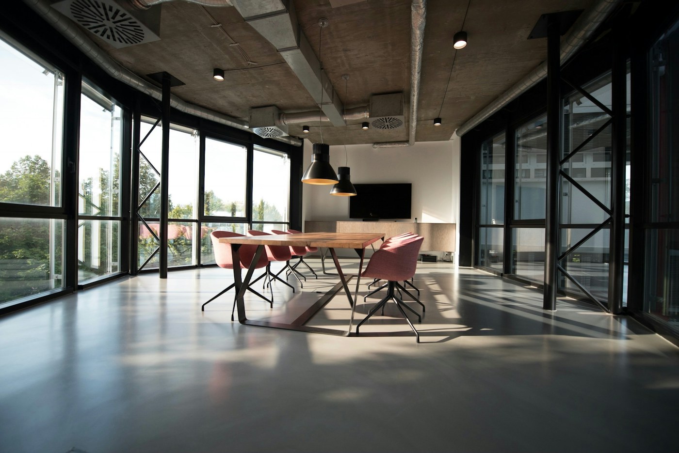 Lichte flexwerkplek met bureau en stoelen
